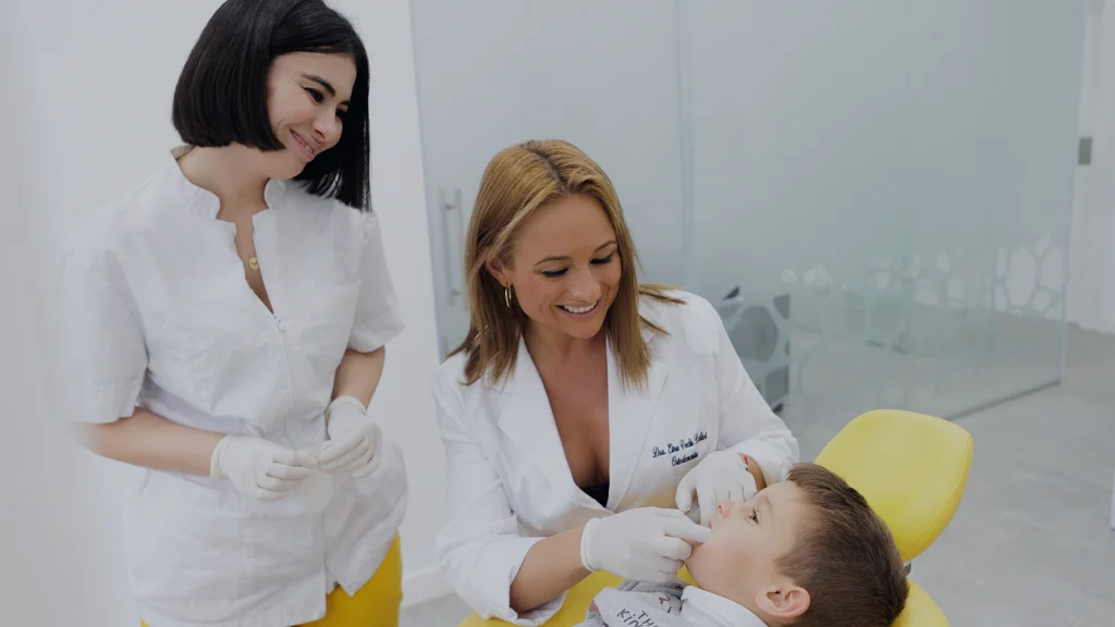 Doctora y enfermera atendiendo a un paciente de la ortodoncia infantil