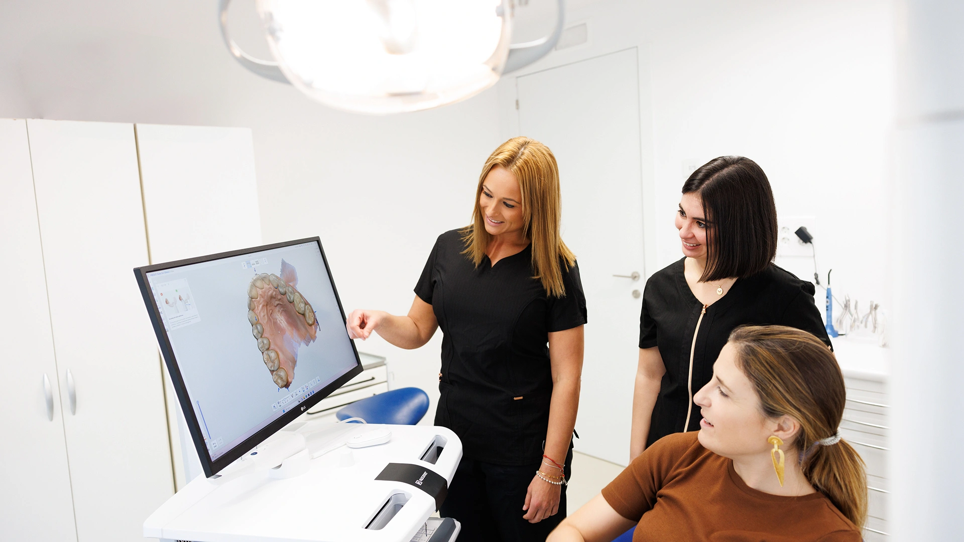 Mejor dentista en Murcia en una primera visita con explicación clínica y revisión de mordida personalizada