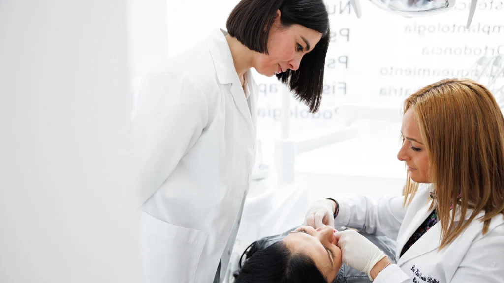 Ortodoncista revisando con un adolescente la duración de la ortodoncia para adolescentes en una pantalla clínica