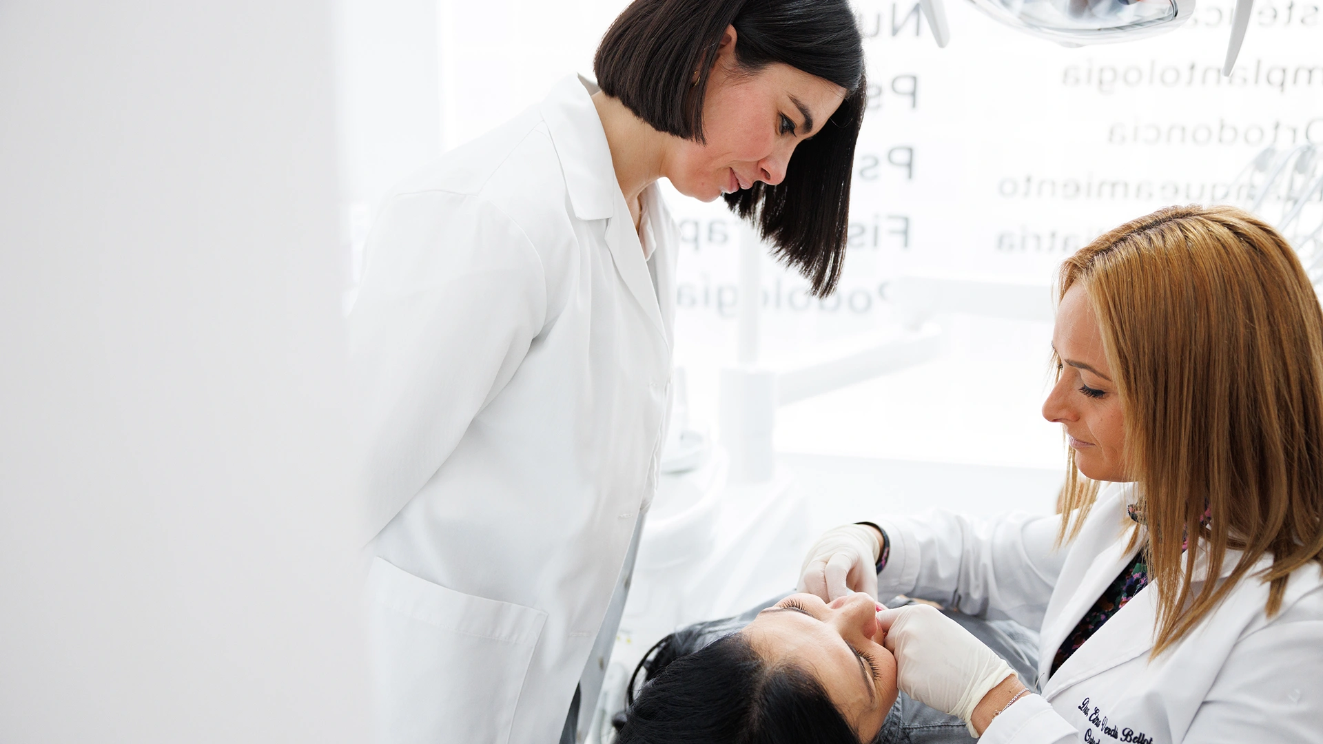Ortodoncista revisando con un adolescente la duración de la ortodoncia para adolescentes en una pantalla clínica